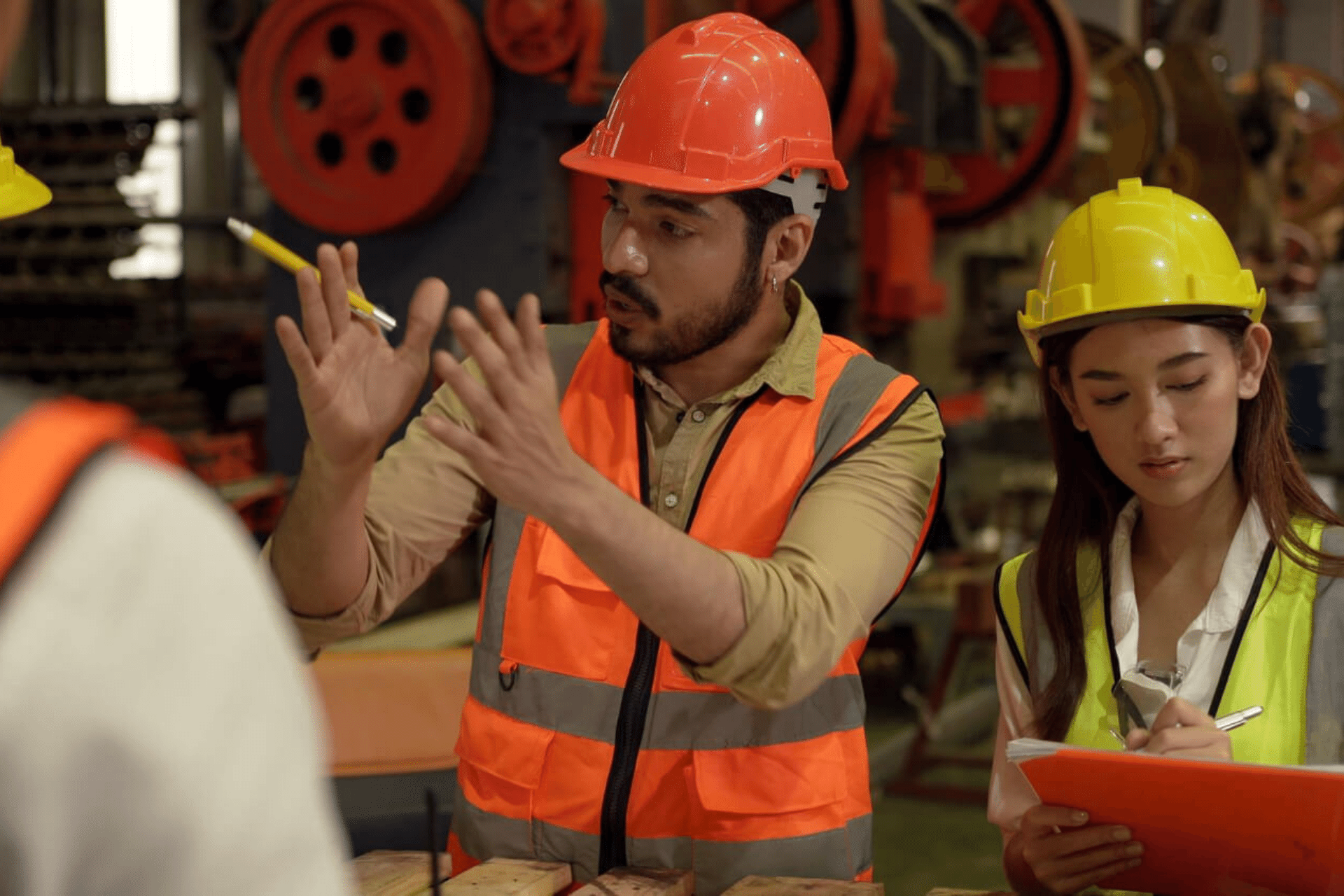 Equipe de engenharia fotográfica reunida com técnico e trabalhador operando. trabalho em equipe